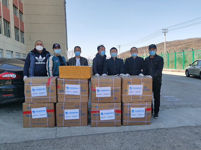 向綏芬河紅十字會(huì)捐贈(zèng)醫(yī)用口罩.jpg